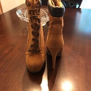 !!!SALE!! Super cute women’s work boots with heel.